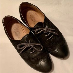 Saddle shoes (woman seaside)